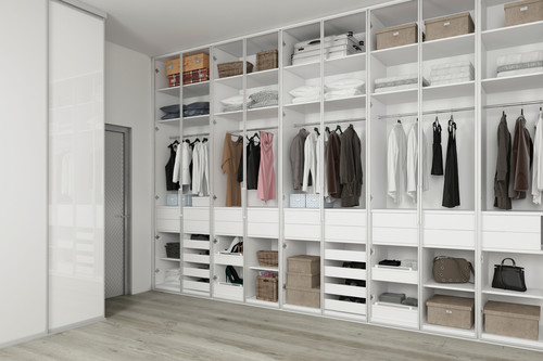 Idealne szafy w garderobie inspirowanej walk-in closet